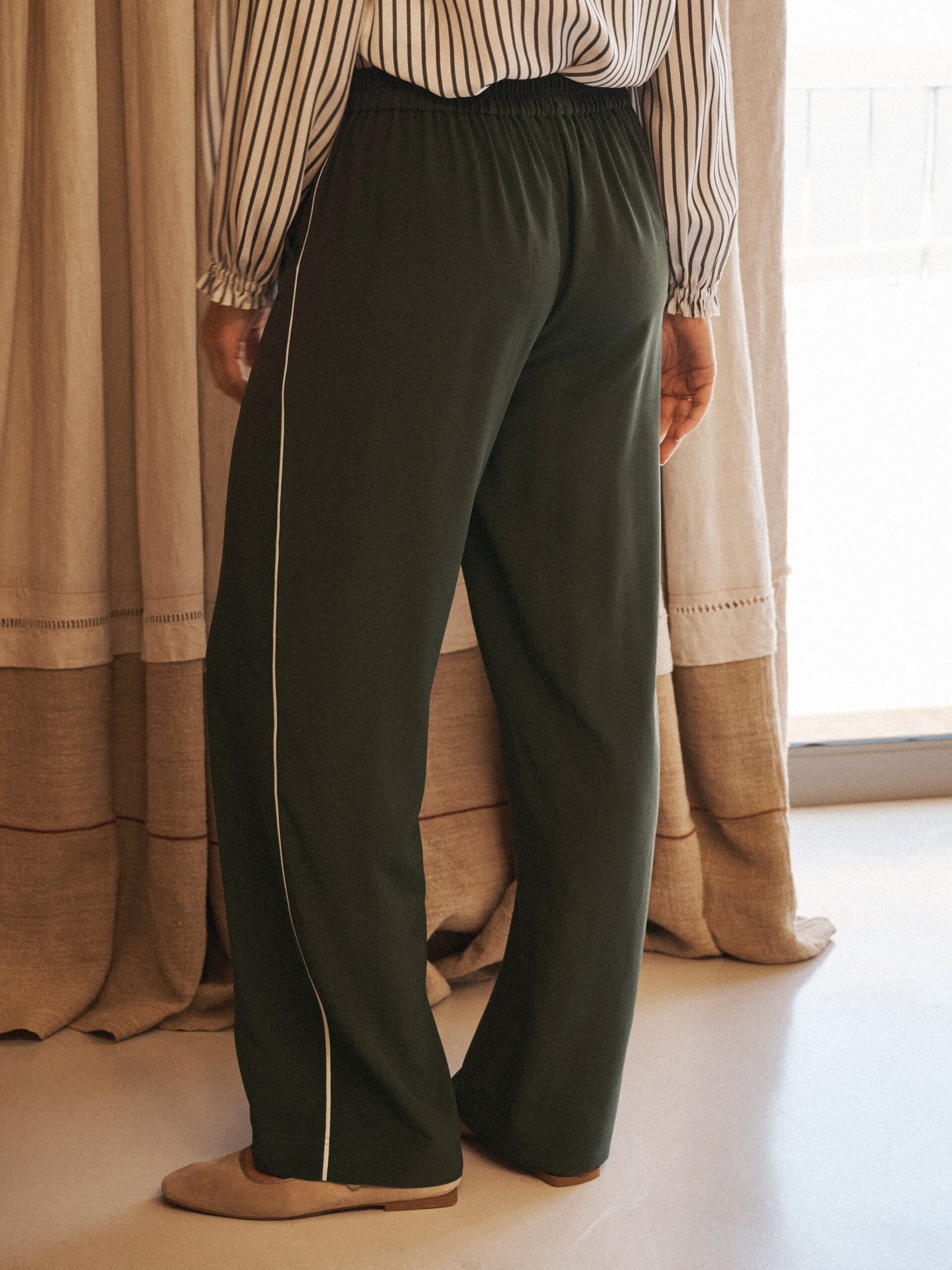 Thea silk piped trouser - Khaki with ivory piping - Image 4