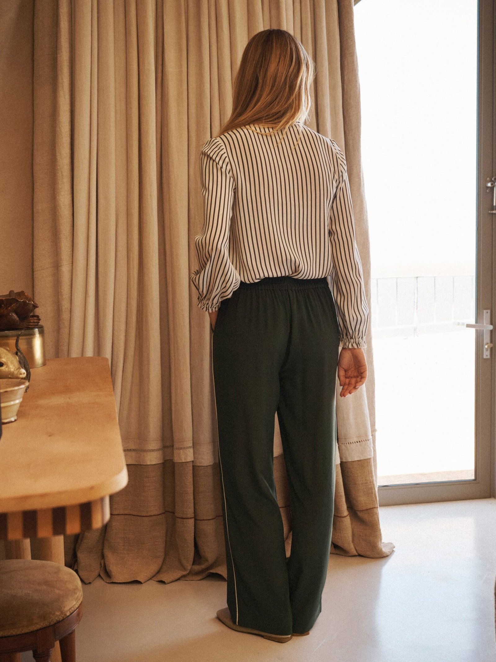 Thea silk piped trouser - Khaki with ivory piping - Image 5