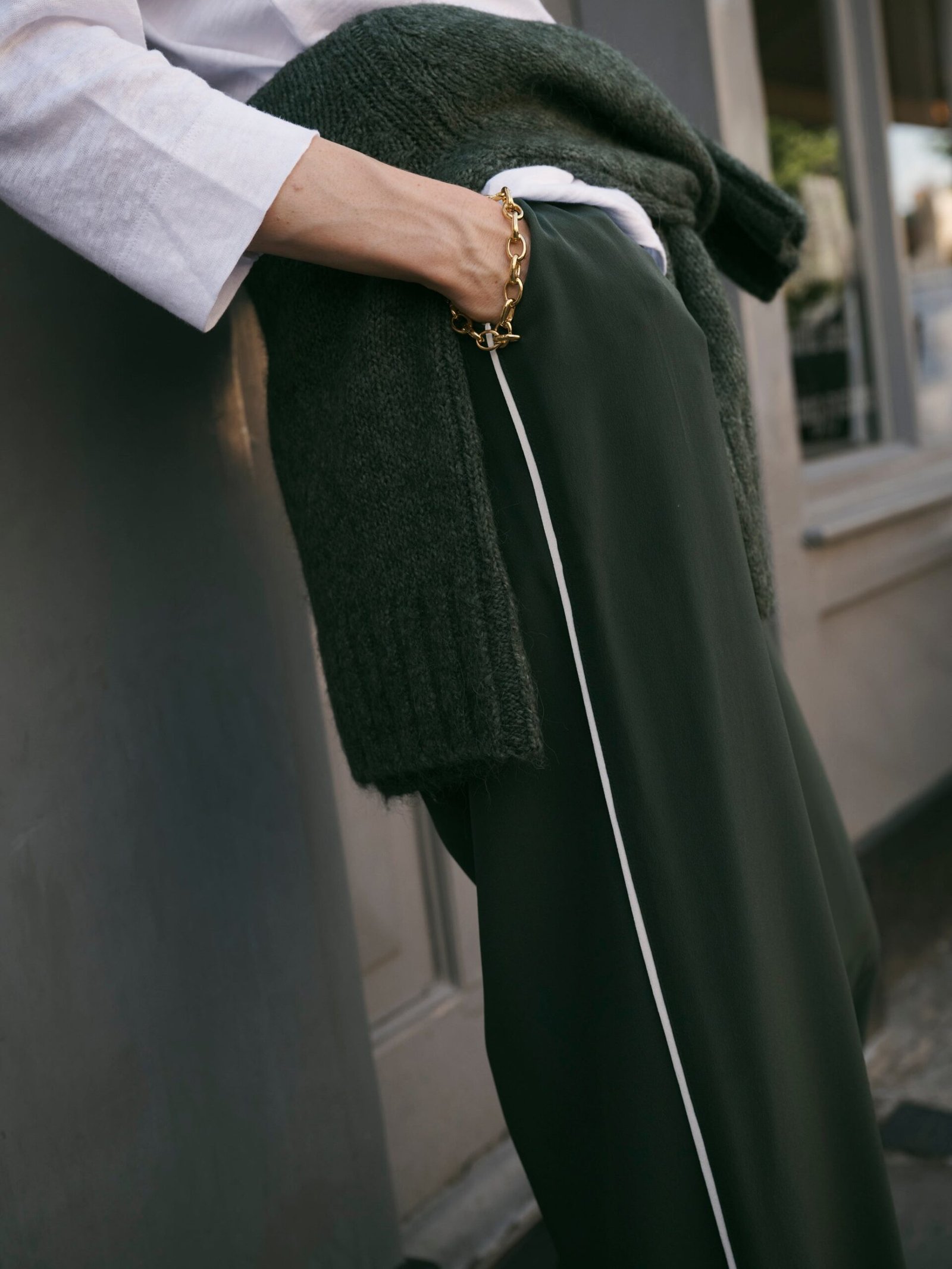 Thea silk piped trouser - Khaki with ivory piping - Image 2