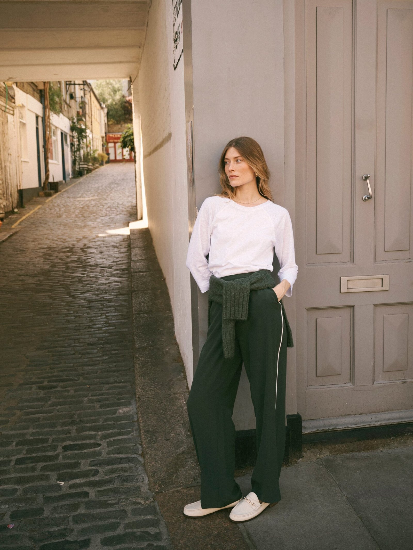 Thea silk piped trouser - Khaki with ivory piping - Image 3